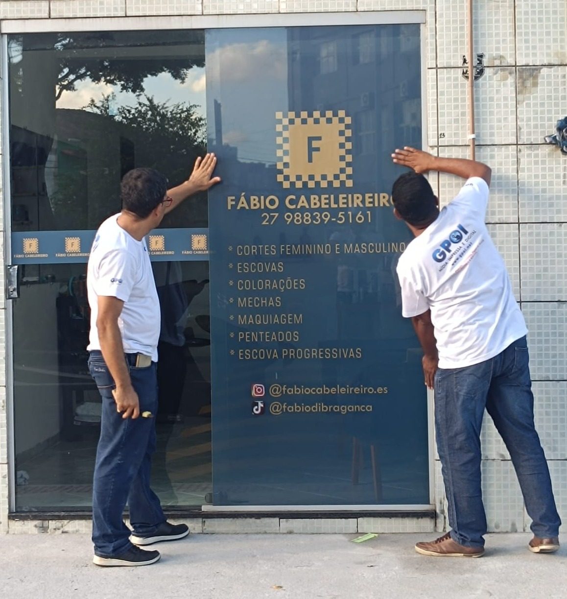 Adesivo perfurado em porta de vidro